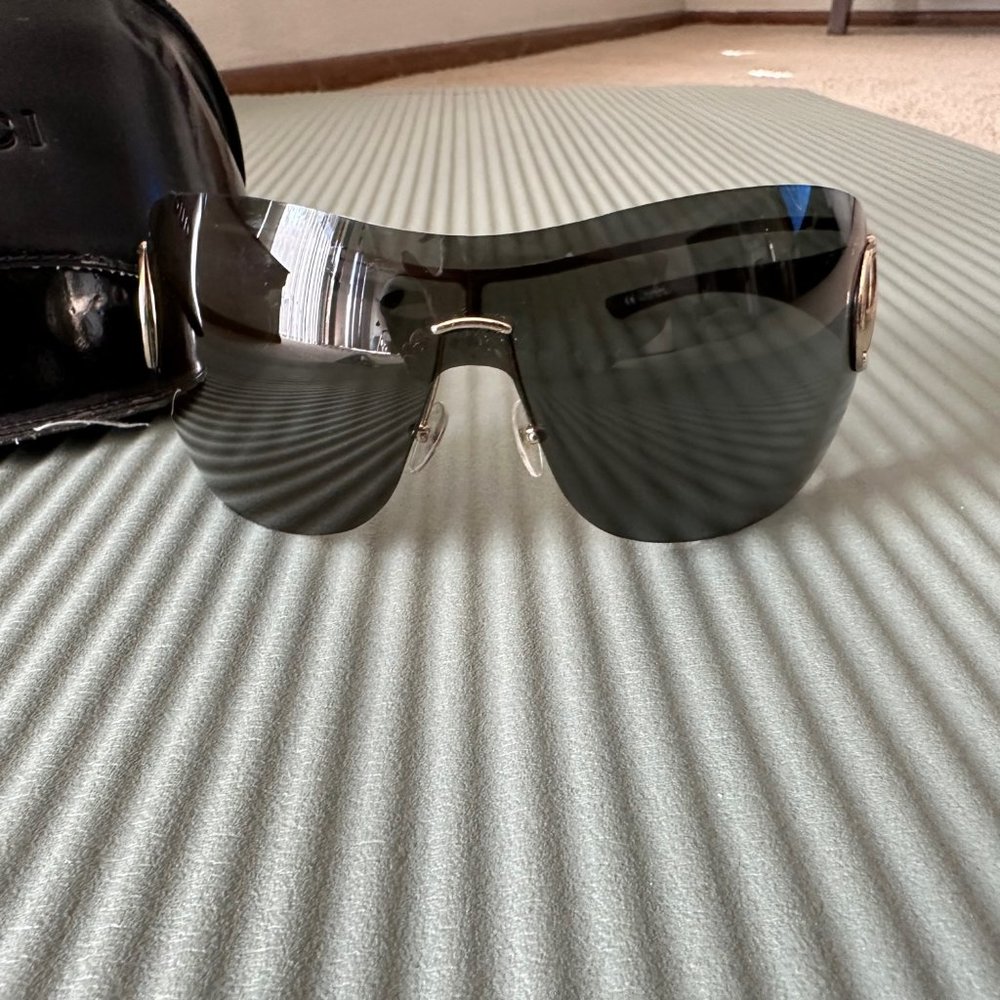 Gucci ICONIC VINTAGE Shield Black Sunglasses. Comes with original case.